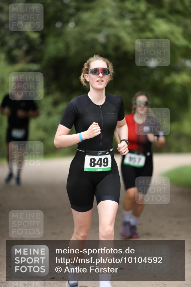 30.08.2026 - Elbe Triathlon Hamburg Antke Förster http://msf.ph/oto/10104592 30.08.2026 11:53:23 Laufen 849, 957 meine-sportfotos.de