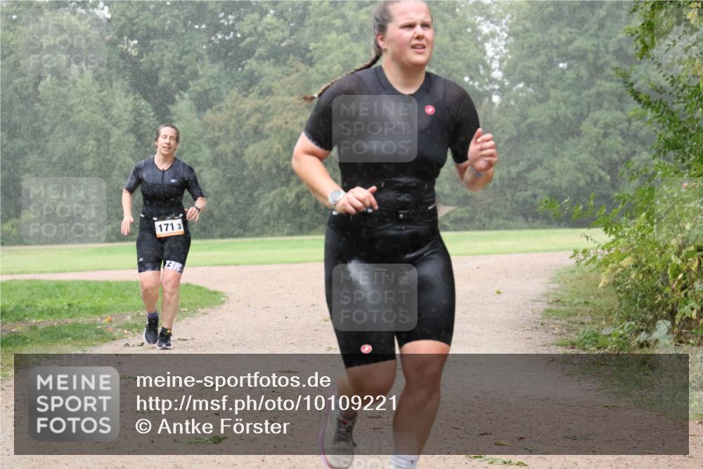 30.08.2026 - Elbe Triathlon Hamburg Antke Förster http://msf.ph/oto/10109221 30.08.2026 15:46:23 Laufen 171, 3 meine-sportfotos.de