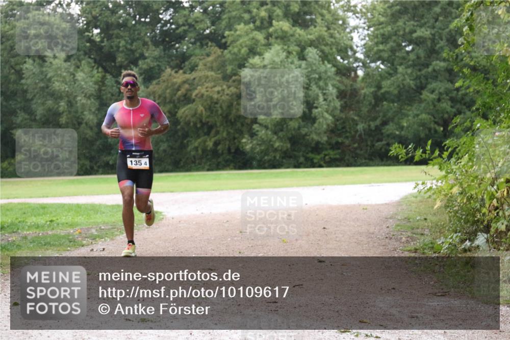 30.08.2026 - Elbe Triathlon Hamburg Antke Förster http://msf.ph/oto/10109617 30.08.2026 16:17:59 Laufen 1354 meine-sportfotos.de