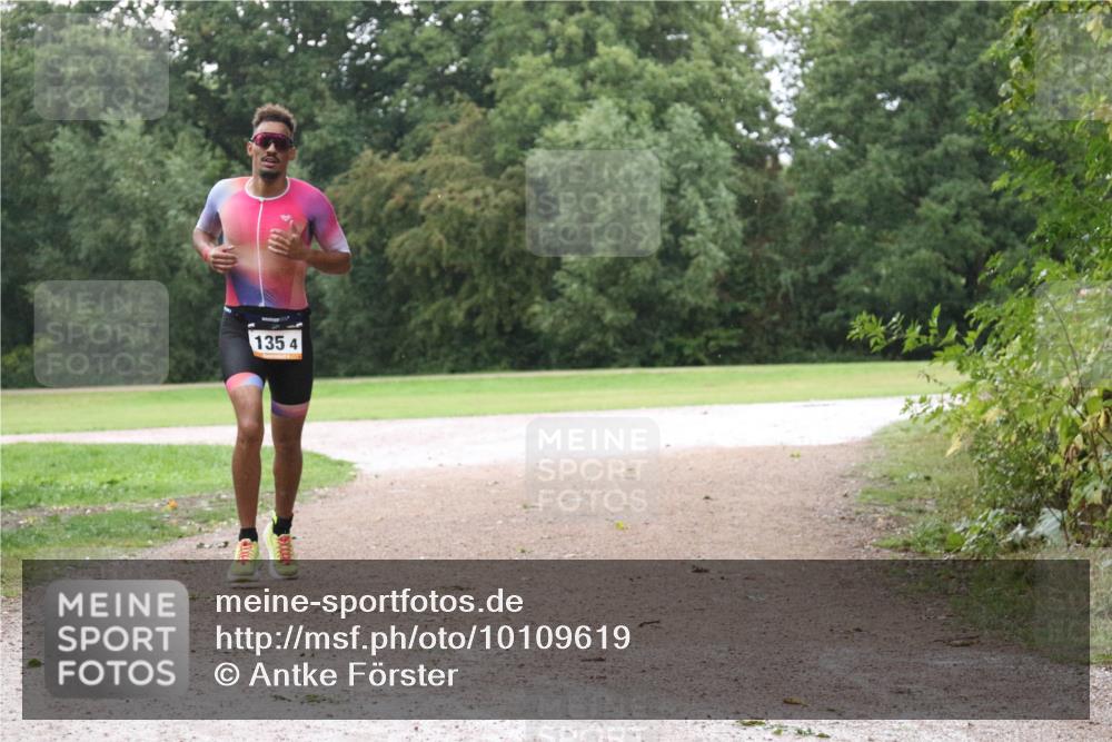 30.08.2026 - Elbe Triathlon Hamburg Antke Förster http://msf.ph/oto/10109619 30.08.2026 16:18:00 Laufen 135, 4 meine-sportfotos.de