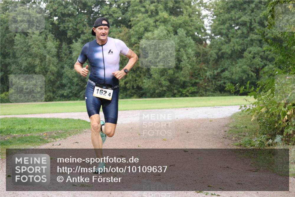 30.08.2026 - Elbe Triathlon Hamburg Antke Förster http://msf.ph/oto/10109637 30.08.2026 16:20:16 Laufen 1624 meine-sportfotos.de