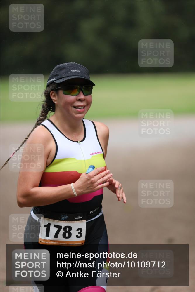30.08.2026 - Elbe Triathlon Hamburg Antke Förster http://msf.ph/oto/10109712 30.08.2026 15:50:36 Laufen 1783 meine-sportfotos.de