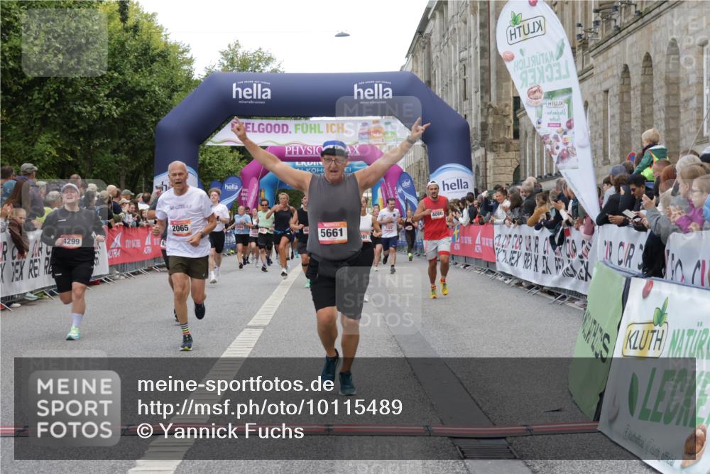06.09.2026 - CURREX Alsterlauf Yannick Fuchs http://msf.ph/oto/10115489 06.09.2026 09:58:53 Ziel 2017, 2065, 2244, 2711, 3078, 3313, 3691, 4048, 4080, 4081, 4299, 4779, 5557, 5661, 5764, 5964, 6111, 6311 meine-sportfotos.de