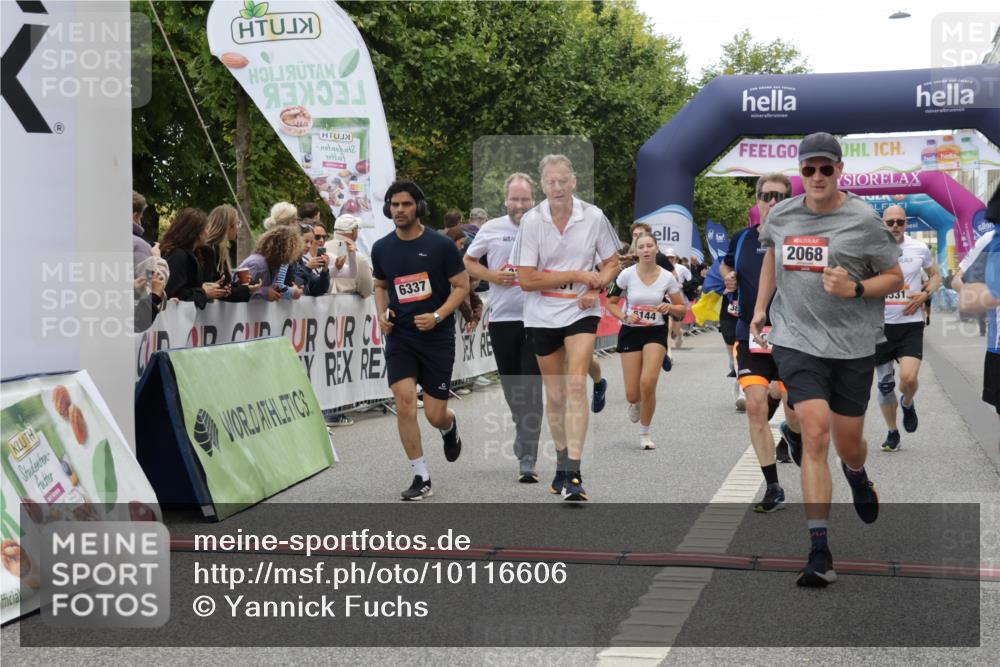 06.09.2026 - CURREX Alsterlauf Yannick Fuchs http://msf.ph/oto/10116606 06.09.2026 09:59:10 Ziel 2068, 2618, 2627, 2913, 3375, 3425, 3499, 3517, 3546, 3552, 3825, 3871, 4293, 4531, 4814, 4856, 4953, 4990, 5283, 5459, 5599, 5801, 5891, 6082, 6083, 6144, 6337, 8206, 8320 meine-sportfotos.de