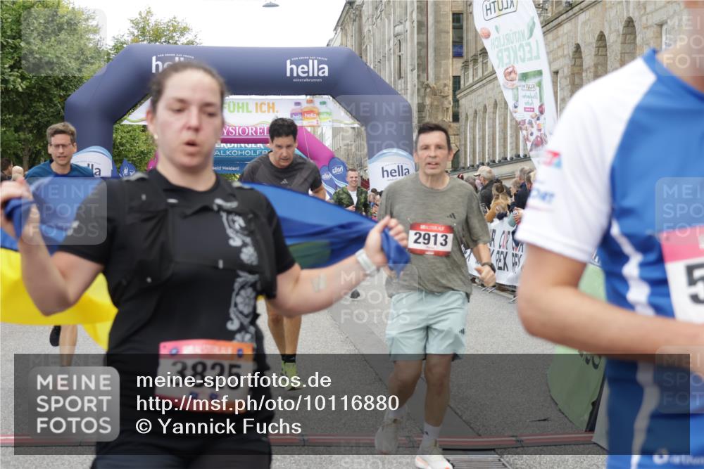 06.09.2026 - CURREX Alsterlauf Yannick Fuchs http://msf.ph/oto/10116880 06.09.2026 09:59:15 Ziel 2068, 2220, 2367, 2627, 2913, 3375, 3425, 3825, 3844, 3892, 4217, 4531, 4748, 4791, 4856, 4990, 5160, 5249, 5283, 5459, 5599, 5723, 5735, 5891, 6144, 6337 meine-sportfotos.de