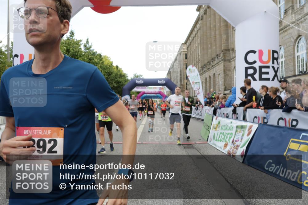 06.09.2026 - CURREX Alsterlauf Yannick Fuchs http://msf.ph/oto/10117032 06.09.2026 09:59:18 Ziel 2068, 2220, 2367, 2913, 3375, 3600, 3825, 3844, 3892, 4139, 4158, 4217, 4531, 4748, 4791, 4856, 5160, 5249, 5283, 5459, 5599, 5723, 5735, 5891, 6059, 6144, 6312, 6337, 6443 meine-sportfotos.de