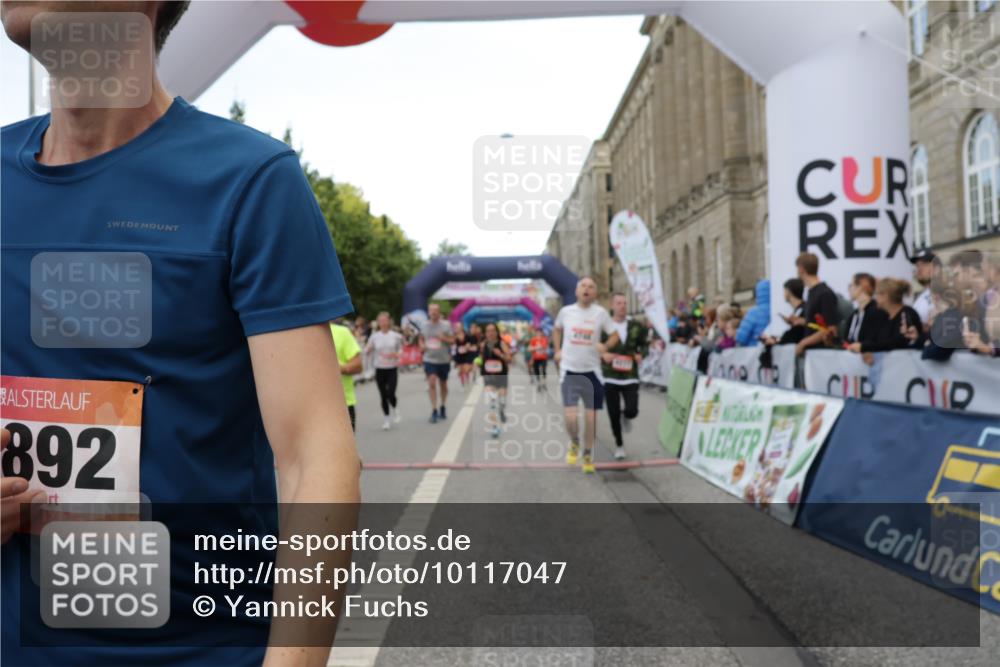 06.09.2026 - CURREX Alsterlauf Yannick Fuchs http://msf.ph/oto/10117047 06.09.2026 09:59:18 Ziel 2068, 2220, 2367, 2913, 3375, 3600, 3825, 3844, 3892, 4139, 4158, 4217, 4531, 4748, 4791, 4856, 5160, 5249, 5283, 5459, 5599, 5723, 5735, 5891, 6059, 6144, 6312, 6337, 6443 meine-sportfotos.de