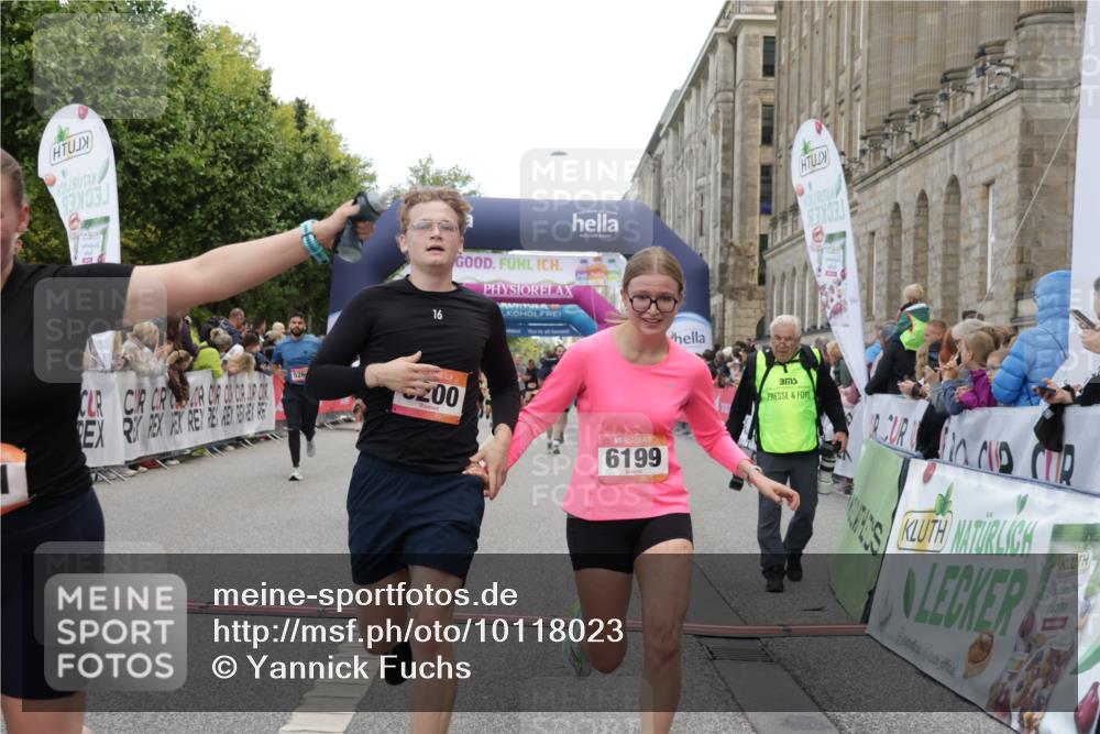 06.09.2026 - CURREX Alsterlauf Yannick Fuchs http://msf.ph/oto/10118023 06.09.2026 09:59:38 Ziel 2077, 2227, 2228, 2780, 3129, 3969, 4042, 4291, 4751, 4752, 5154, 5269, 5474, 5638, 6199, 6200, 6213, 8111 meine-sportfotos.de