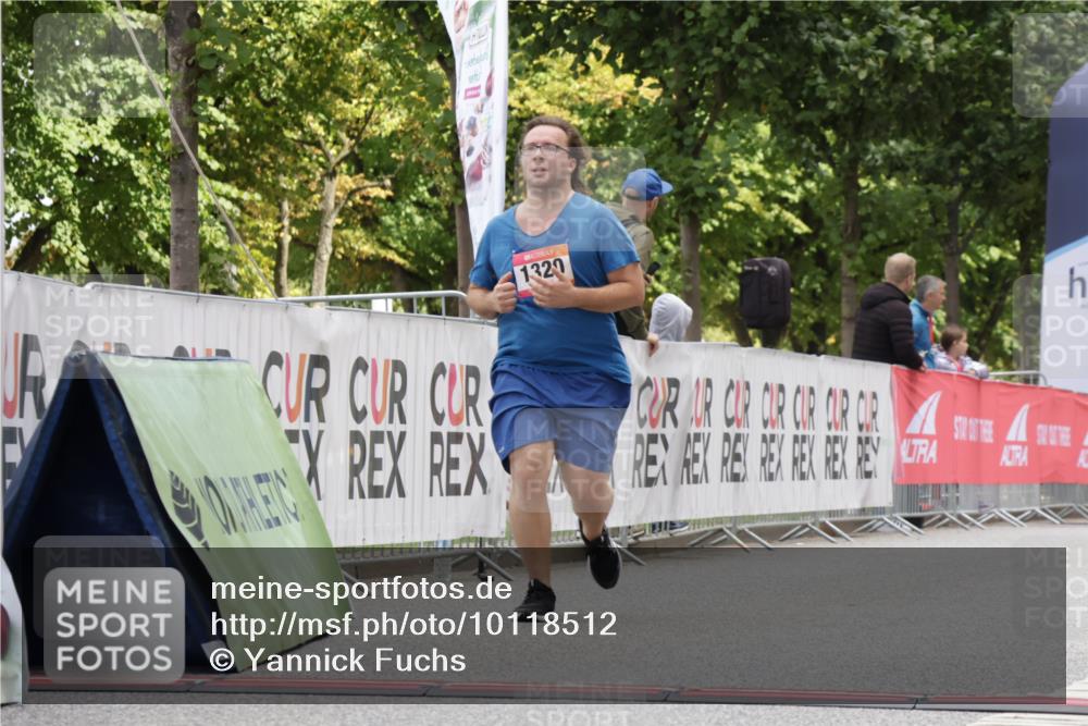 06.09.2026 - CURREX Alsterlauf Yannick Fuchs http://msf.ph/oto/10118512 06.09.2026 12:02:25 Ziel 1072, 1320, 1337 meine-sportfotos.de