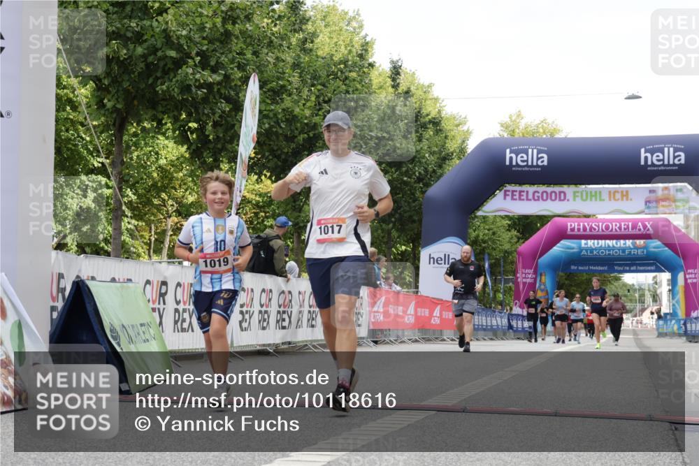06.09.2026 - CURREX Alsterlauf Yannick Fuchs http://msf.ph/oto/10118616 06.09.2026 12:02:35 Ziel 1017, 1019 meine-sportfotos.de