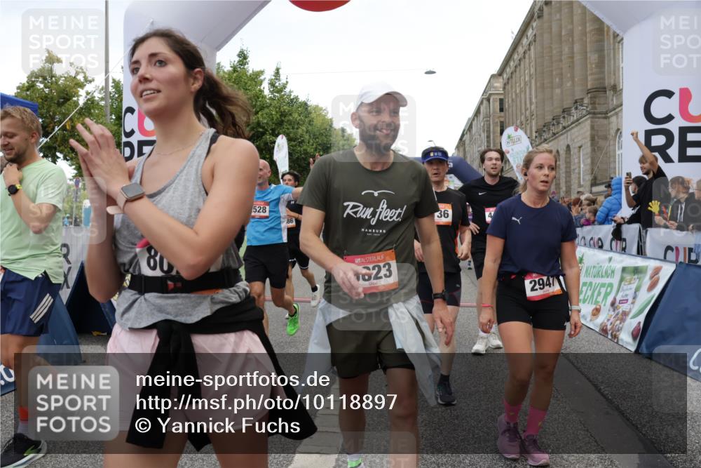 06.09.2026 - CURREX Alsterlauf Yannick Fuchs http://msf.ph/oto/10118897 06.09.2026 10:00:06 Ziel 2136, 2238, 2300, 2528, 2686, 2743, 2947, 3179, 3268, 3294, 3364, 3511, 4136, 4180, 4237, 4407, 4424, 5472, 5501, 5738, 5741, 5823, 6254, 8002, 8023, 8314 meine-sportfotos.de