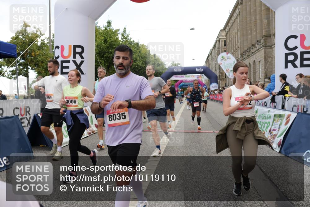06.09.2026 - CURREX Alsterlauf Yannick Fuchs http://msf.ph/oto/10119110 06.09.2026 10:00:15 Ziel 2940, 3006, 3262, 3364, 3506, 3507, 3567, 3574, 3897, 4136, 4407, 5222, 5472, 5622, 5738, 5741, 6028, 6112, 6241, 6299, 8002, 8035, 8212 meine-sportfotos.de