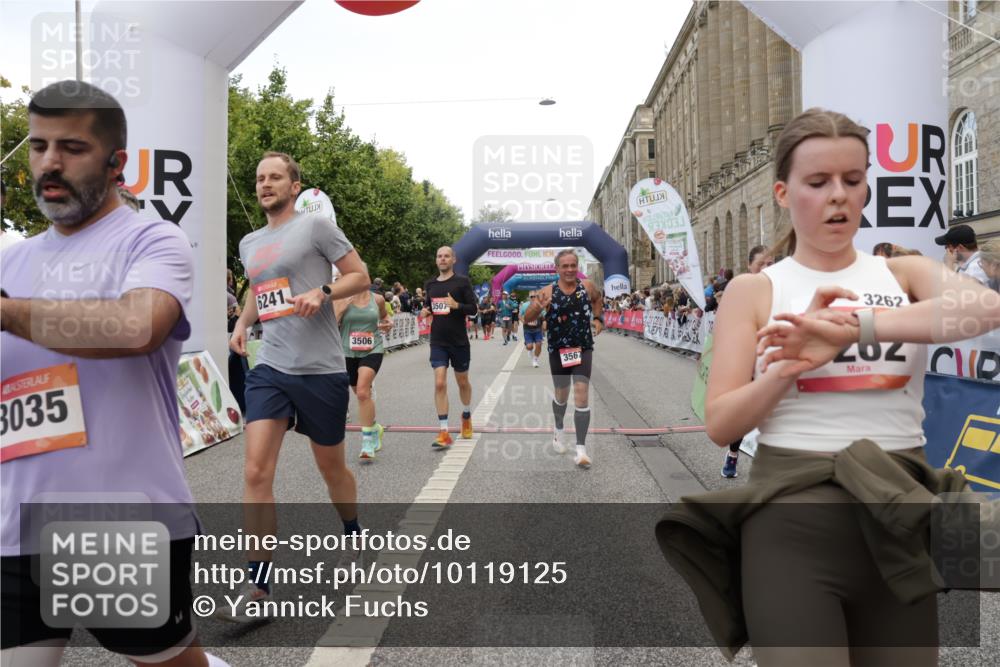 06.09.2026 - CURREX Alsterlauf Yannick Fuchs http://msf.ph/oto/10119125 06.09.2026 10:00:16 Ziel 2940, 3006, 3262, 3364, 3506, 3507, 3567, 3574, 3897, 4407, 5222, 5472, 5622, 5738, 5741, 6028, 6112, 6241, 6299, 8002, 8035, 8212 meine-sportfotos.de