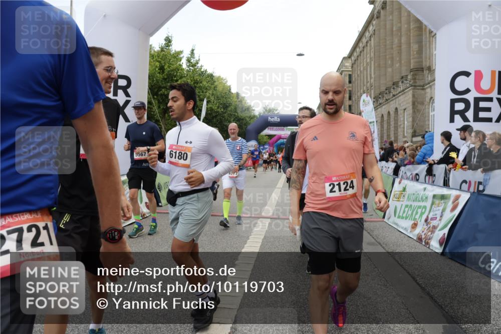 06.09.2026 - CURREX Alsterlauf Yannick Fuchs http://msf.ph/oto/10119703 06.09.2026 10:00:36 Ziel 2124, 2257, 2545, 2721, 3837, 3848, 4461, 4468, 4577, 4900, 5467, 5567, 5832, 5833, 6180, 6187, 6436, 8008, 8063, 8318 meine-sportfotos.de