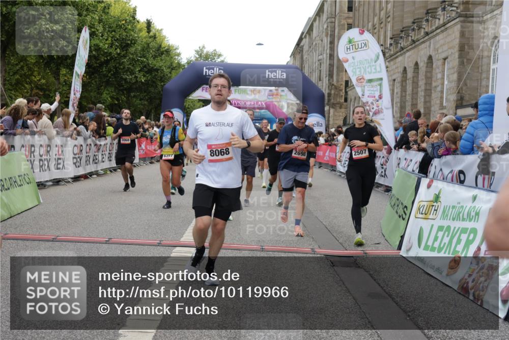06.09.2026 - CURREX Alsterlauf Yannick Fuchs http://msf.ph/oto/10119966 06.09.2026 10:00:46 Ziel 2531, 2698, 2849, 3068, 3274, 3295, 3604, 3820, 3837, 3979, 4084, 5077, 5108, 5240, 5519, 5577, 5724, 5930, 6106, 6257, 6397, 6480, 8068, 8140, 8293 meine-sportfotos.de