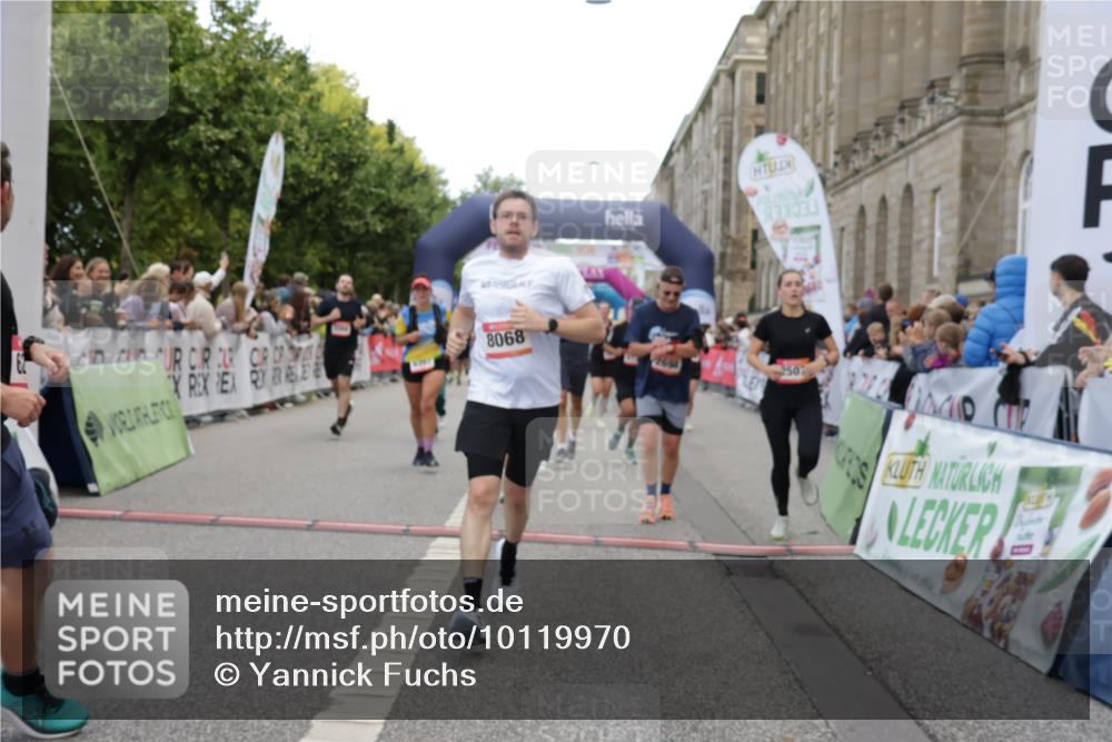 06.09.2026 - CURREX Alsterlauf Yannick Fuchs http://msf.ph/oto/10119970 06.09.2026 10:00:46 Ziel 2531, 2698, 2849, 3068, 3274, 3295, 3604, 3820, 3837, 3979, 4084, 5077, 5108, 5240, 5519, 5577, 5724, 5930, 6106, 6257, 6397, 6480, 8068, 8140, 8293 meine-sportfotos.de