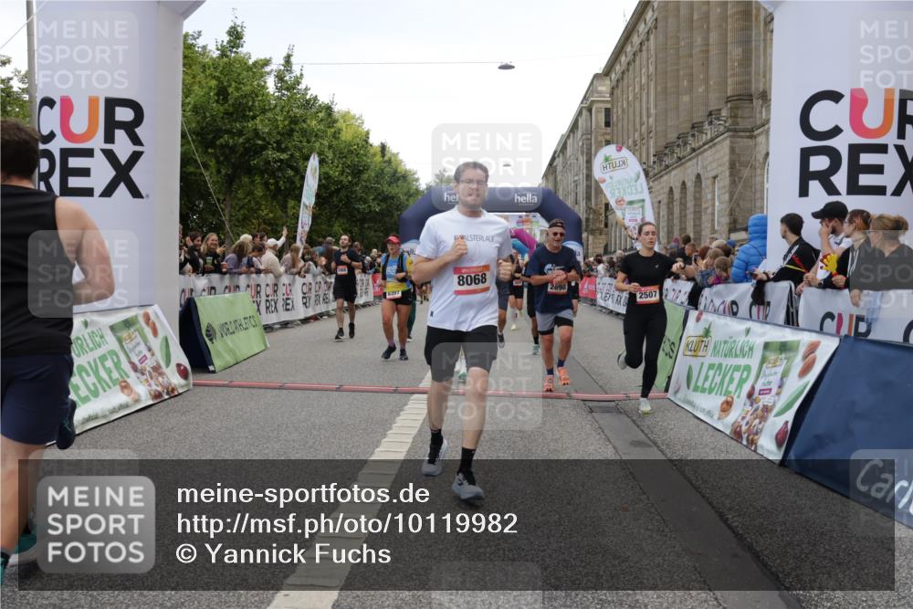 06.09.2026 - CURREX Alsterlauf Yannick Fuchs http://msf.ph/oto/10119982 06.09.2026 10:00:46 Ziel 2531, 2698, 2849, 3068, 3274, 3295, 3604, 3820, 3837, 3979, 4084, 5077, 5108, 5240, 5519, 5577, 5724, 5930, 6106, 6257, 6397, 6480, 8068, 8140, 8293 meine-sportfotos.de
