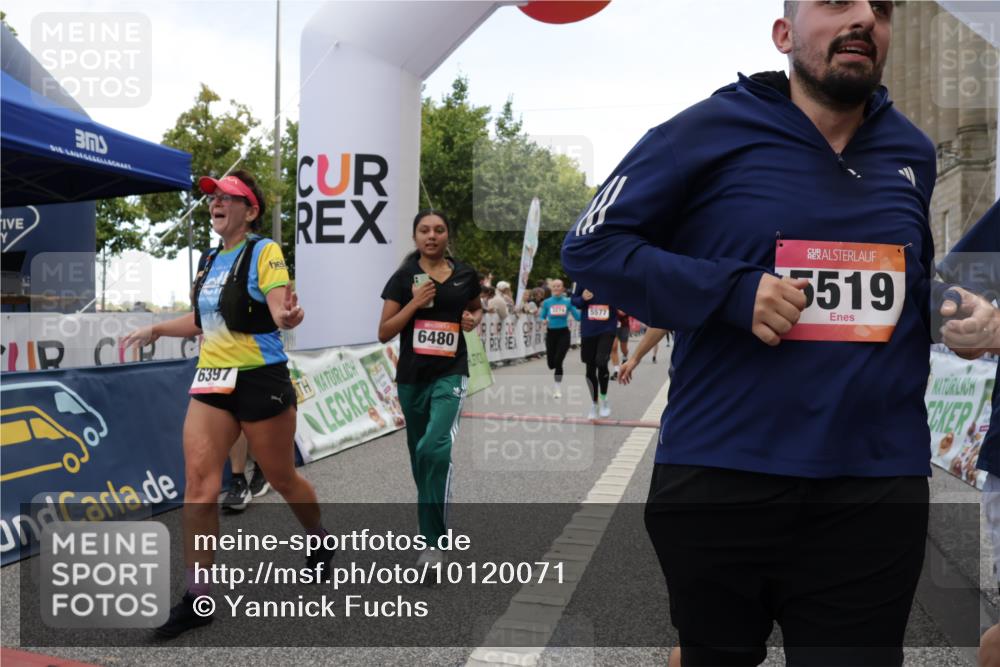 06.09.2026 - CURREX Alsterlauf Yannick Fuchs http://msf.ph/oto/10120071 06.09.2026 10:00:50 Ziel 2531, 2698, 2849, 2895, 3068, 3274, 3295, 3604, 3634, 3635, 3726, 3727, 3820, 4084, 4414, 5077, 5108, 5240, 5460, 5519, 5577, 5724, 5930, 6106, 6257, 6397, 6480, 8068, 8140, 8293 meine-sportfotos.de