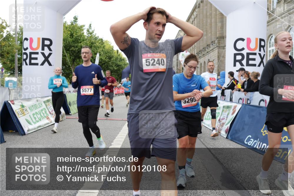 06.09.2026 - CURREX Alsterlauf Yannick Fuchs http://msf.ph/oto/10120108 06.09.2026 10:00:51 Ziel 2531, 2698, 2849, 2895, 3068, 3274, 3295, 3604, 3634, 3635, 3726, 3727, 4084, 4414, 5077, 5240, 5460, 5519, 5577, 5724, 5930, 6257, 6283, 6397, 6480, 8068, 8140, 8293 meine-sportfotos.de