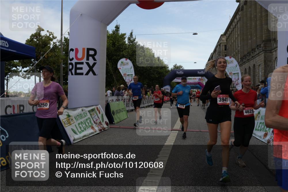 06.09.2026 - CURREX Alsterlauf Yannick Fuchs http://msf.ph/oto/10120608 06.09.2026 10:01:08 Ziel 2307, 2882, 3312, 3941, 4120, 4418, 4533, 4628, 4914, 5092, 5145, 5387, 6250, 6353, 6356, 6384, 8120, 8215 meine-sportfotos.de