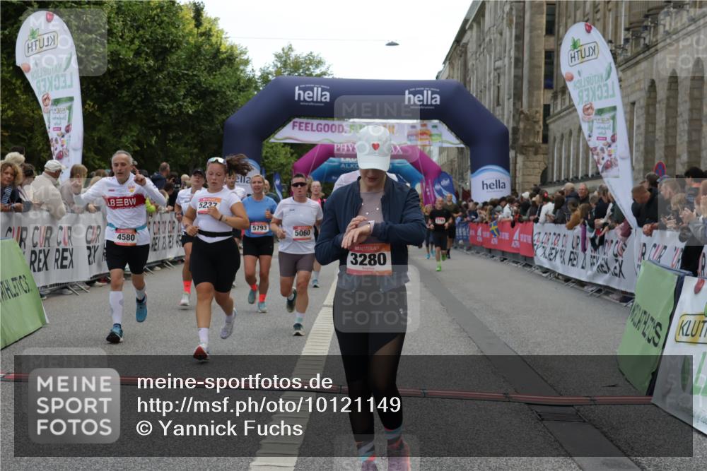 06.09.2026 - CURREX Alsterlauf Yannick Fuchs http://msf.ph/oto/10121149 06.09.2026 10:01:28 Ziel 2400, 2492, 3195, 3280, 3401, 3518, 3730, 4055, 4580, 4883, 4884, 5012, 5060, 5139, 5237, 5424, 5523, 5598, 5745, 5793, 6018, 6027, 6033, 6145, 6445 meine-sportfotos.de