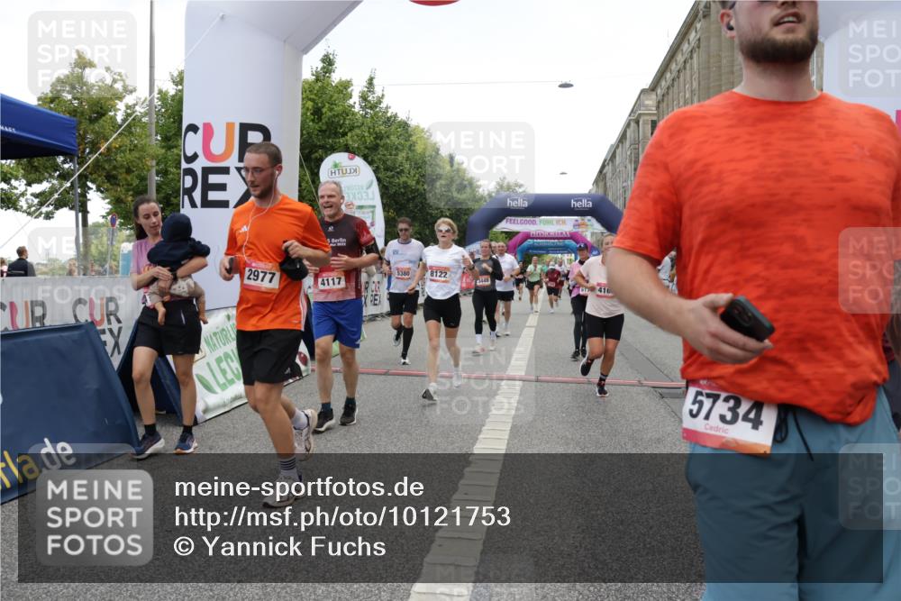 06.09.2026 - CURREX Alsterlauf Yannick Fuchs http://msf.ph/oto/10121753 06.09.2026 10:01:49 Ziel 2040, 2229, 2375, 2385, 2977, 3115, 3150, 3322, 3448, 3563, 4067, 4117, 4162, 4608, 4618, 5106, 5186, 5380, 5388, 5429, 5542, 5679, 5734, 6171, 6341, 8122 meine-sportfotos.de