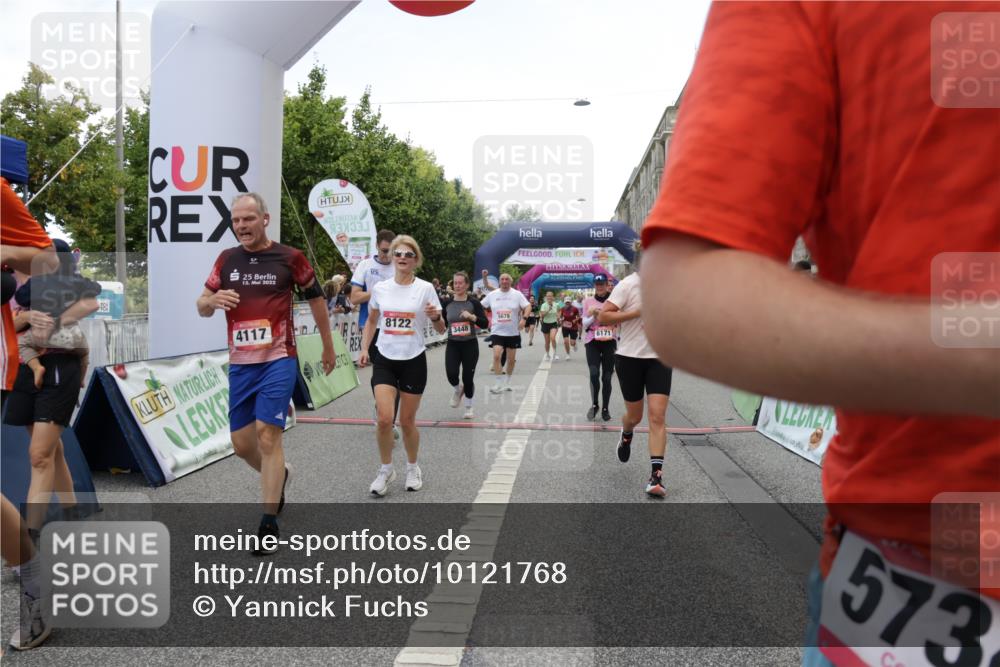 06.09.2026 - CURREX Alsterlauf Yannick Fuchs http://msf.ph/oto/10121768 06.09.2026 10:01:49 Ziel 2040, 2229, 2375, 2385, 2977, 3115, 3150, 3322, 3448, 3563, 4067, 4117, 4162, 4608, 4618, 5106, 5186, 5380, 5388, 5429, 5542, 5679, 5734, 6171, 6341, 8122 meine-sportfotos.de