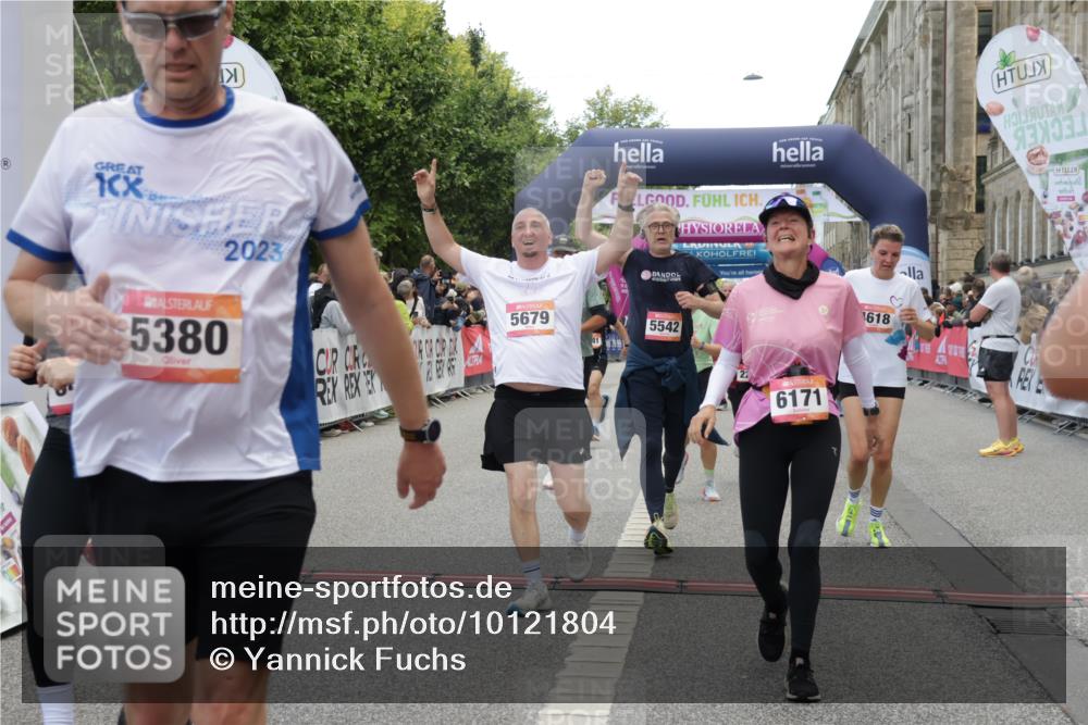 06.09.2026 - CURREX Alsterlauf Yannick Fuchs http://msf.ph/oto/10121804 06.09.2026 10:01:51 Ziel 2040, 2229, 2375, 2385, 2977, 3150, 3322, 3448, 3563, 3618, 4067, 4117, 4162, 4608, 4618, 5186, 5380, 5429, 5542, 5679, 5734, 5899, 6171, 6341, 8122 meine-sportfotos.de