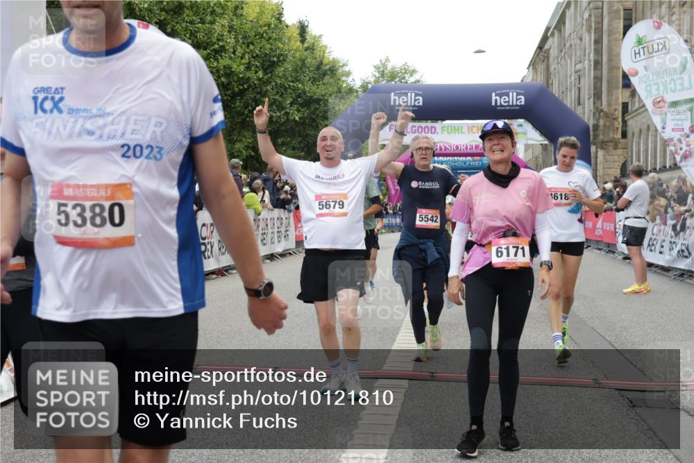 06.09.2026 - CURREX Alsterlauf Yannick Fuchs http://msf.ph/oto/10121810 06.09.2026 10:01:51 Ziel 2040, 2229, 2375, 2385, 2977, 3150, 3322, 3448, 3563, 3618, 4067, 4117, 4162, 4608, 4618, 5186, 5380, 5429, 5542, 5679, 5734, 5899, 6171, 6341, 8122 meine-sportfotos.de