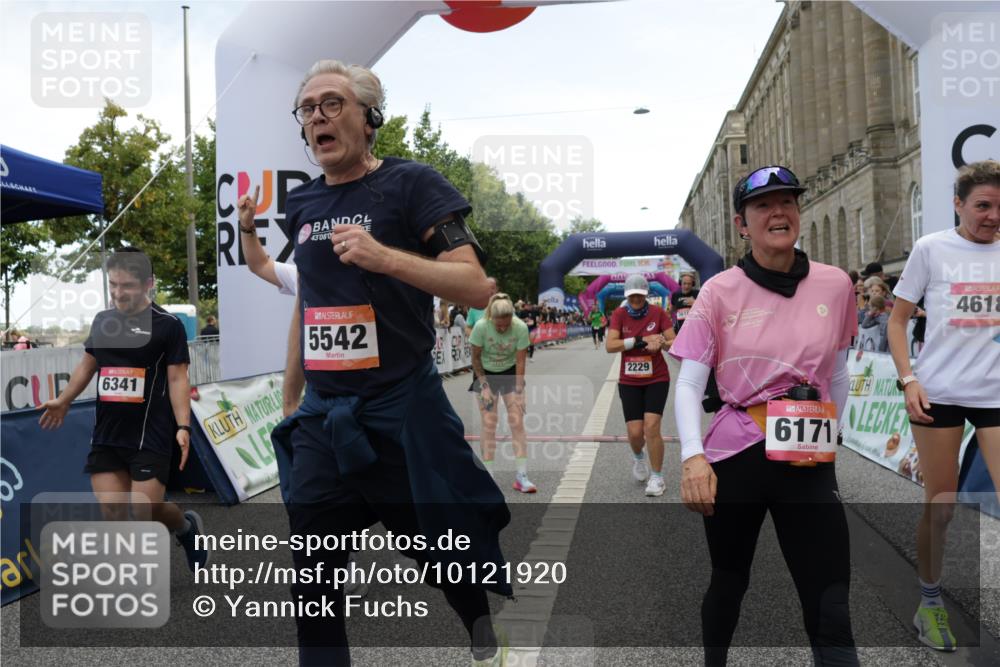 06.09.2026 - CURREX Alsterlauf Yannick Fuchs http://msf.ph/oto/10121920 06.09.2026 10:01:54 Ziel 2040, 2229, 2375, 2977, 3150, 3322, 3448, 3563, 3618, 4117, 4162, 4608, 4618, 5186, 5265, 5380, 5542, 5679, 5899, 6171, 6341, 8096, 8122 meine-sportfotos.de