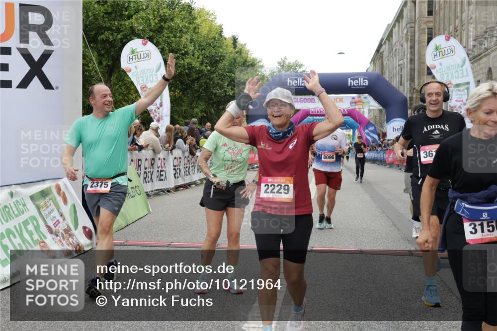 06.09.2026 - CURREX Alsterlauf Yannick Fuchs http://msf.ph/oto/10121964 06.09.2026 10:01:55 Ziel 2040, 2229, 2375, 3150, 3322, 3448, 3618, 4117, 4127, 4162, 4618, 5265, 5380, 5542, 5679, 5899, 6171, 6341, 8096, 8122 meine-sportfotos.de