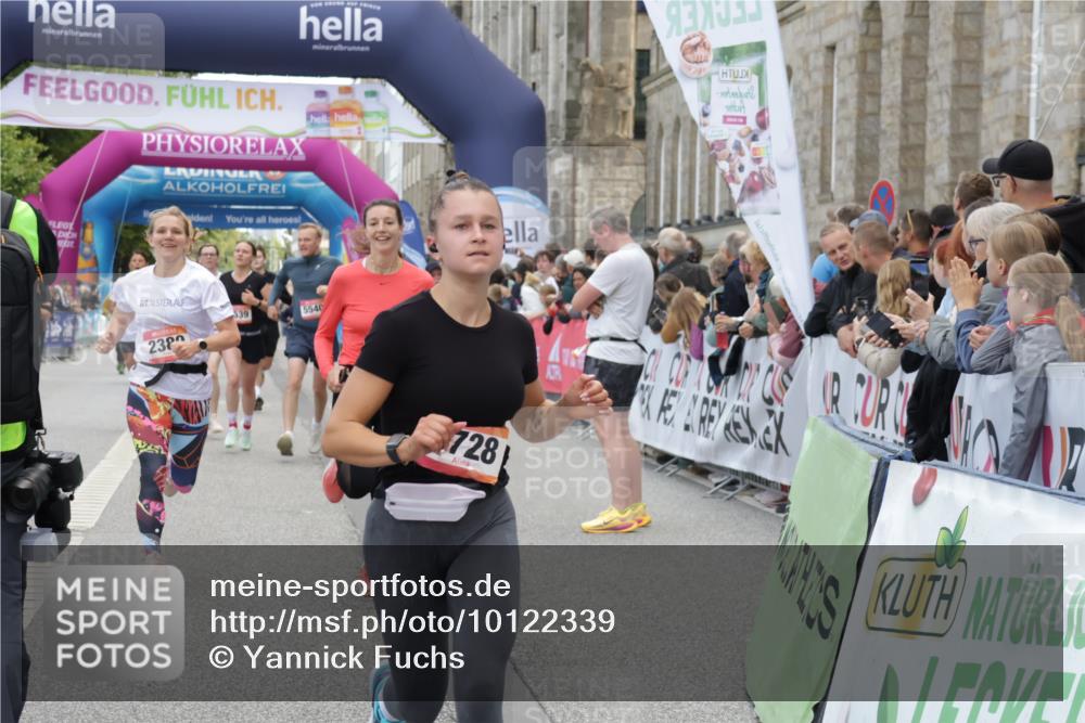 06.09.2026 - CURREX Alsterlauf Yannick Fuchs http://msf.ph/oto/10122339 06.09.2026 10:02:13 Ziel 2389, 2513, 2700, 3090, 3728, 3800, 4097, 4734, 5109, 5485, 5539, 5540, 5728, 6383, 8175 meine-sportfotos.de