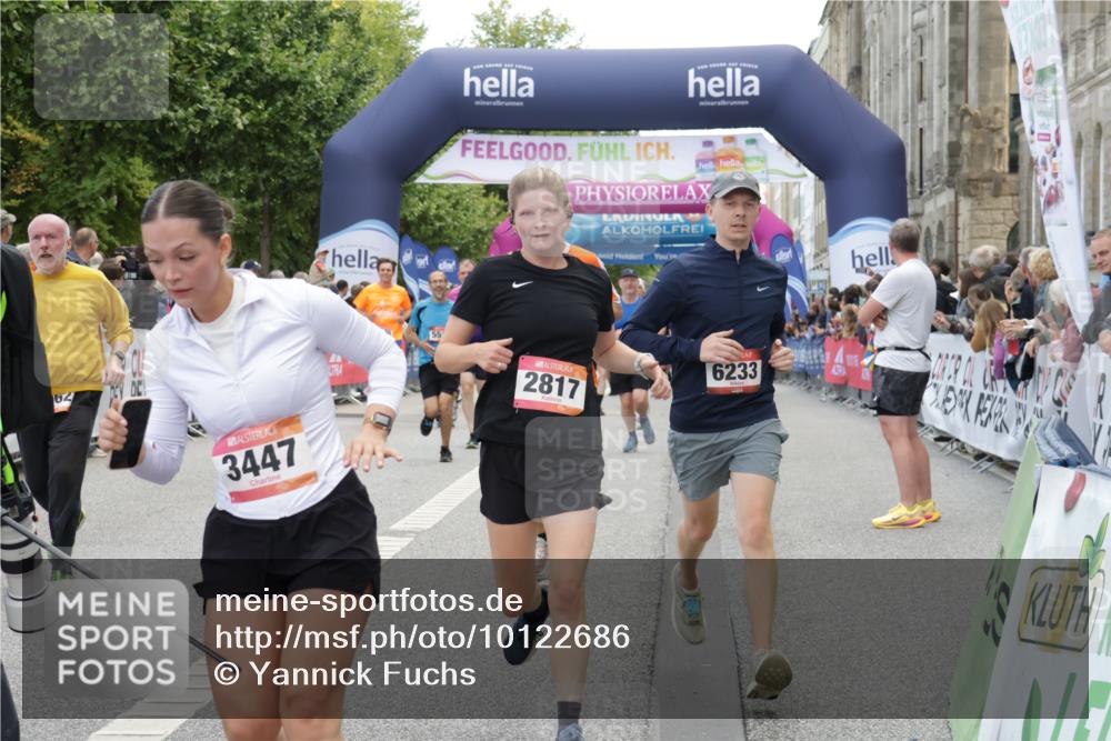 06.09.2026 - CURREX Alsterlauf Yannick Fuchs http://msf.ph/oto/10122686 06.09.2026 10:02:27 Ziel 2147, 2817, 2886, 3062, 3447, 4363, 4817, 5075, 5079, 5328, 5517, 5655, 5772, 5893, 6152, 6233 meine-sportfotos.de