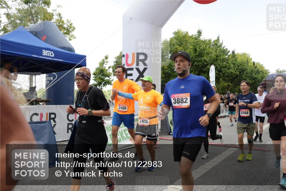 06.09.2026 - CURREX Alsterlauf Yannick Fuchs http://msf.ph/oto/10122983 06.09.2026 10:02:35 Ziel 2135, 2304, 2486, 2488, 2886, 3028, 3042, 3062, 3089, 3532, 3584, 3790, 3858, 3882, 4173, 4285, 4325, 4550, 4594, 4624, 5379, 5517, 5908, 6152, 6174, 6203, 6431, 8268, 8331 meine-sportfotos.de