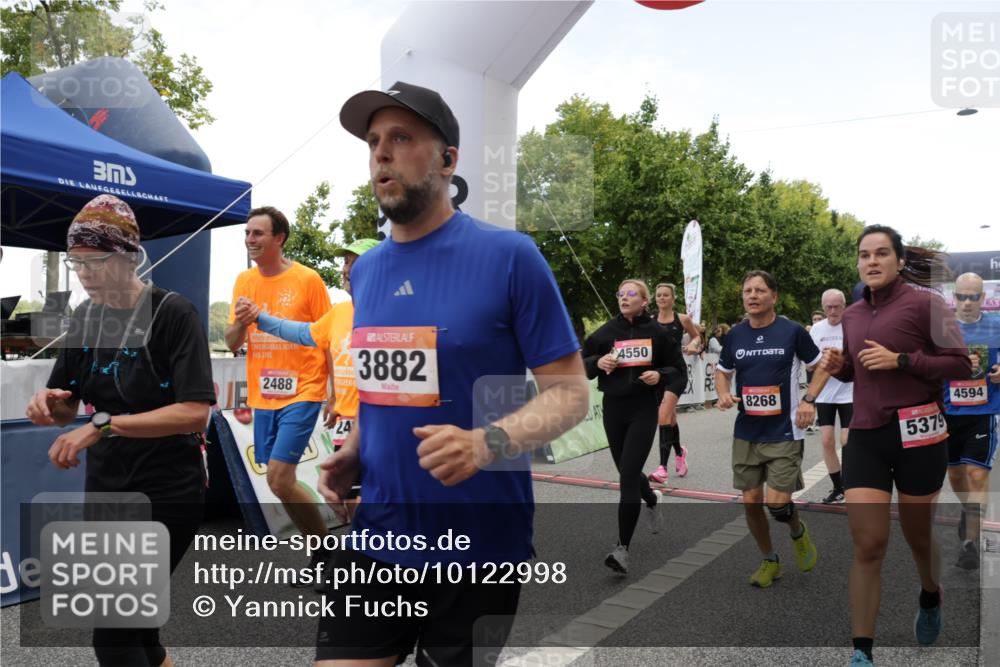 06.09.2026 - CURREX Alsterlauf Yannick Fuchs http://msf.ph/oto/10122998 06.09.2026 10:02:36 Ziel 2135, 2304, 2486, 2488, 2702, 2886, 2954, 3028, 3042, 3062, 3089, 3532, 3584, 3790, 3858, 3882, 4173, 4263, 4285, 4325, 4550, 4594, 4624, 5379, 5517, 5908, 6152, 6174, 6203, 6431, 8244, 8268, 8331 meine-sportfotos.de