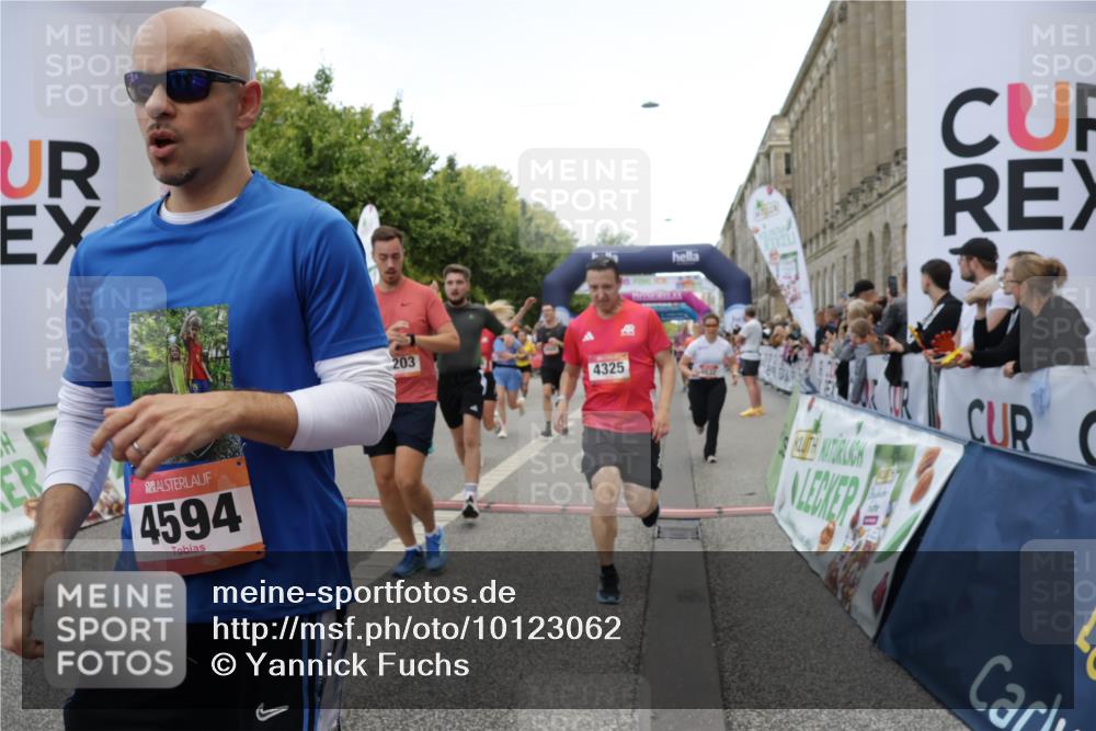 06.09.2026 - CURREX Alsterlauf Yannick Fuchs http://msf.ph/oto/10123062 06.09.2026 10:02:37 Ziel 2135, 2304, 2486, 2488, 2702, 2886, 2954, 3028, 3042, 3089, 3221, 3222, 3532, 3584, 3790, 3858, 3882, 4173, 4263, 4285, 4325, 4550, 4594, 4624, 5379, 5517, 5908, 6120, 6174, 6203, 6431, 8121, 8244, 8268, 8331 meine-sportfotos.de