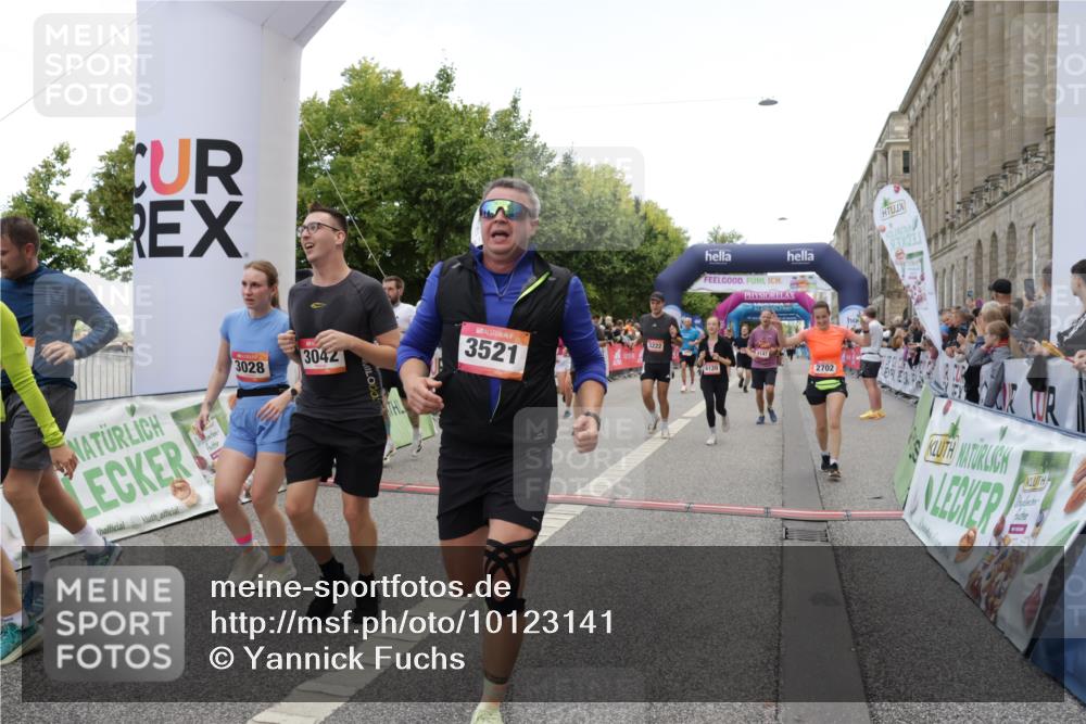 06.09.2026 - CURREX Alsterlauf Yannick Fuchs http://msf.ph/oto/10123141 06.09.2026 10:02:40 Ziel 2135, 2304, 2486, 2488, 2702, 2954, 3028, 3042, 3089, 3221, 3222, 3532, 3584, 3790, 3858, 3882, 4173, 4263, 4285, 4325, 4550, 4594, 4624, 5379, 5908, 6120, 6174, 6203, 6219, 6431, 8121, 8147, 8244, 8268, 8305, 8331 meine-sportfotos.de