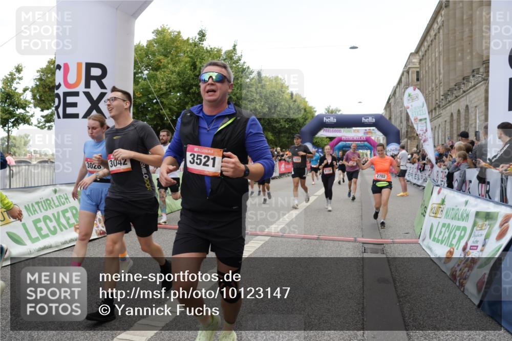 06.09.2026 - CURREX Alsterlauf Yannick Fuchs http://msf.ph/oto/10123147 06.09.2026 10:02:40 Ziel 2135, 2304, 2486, 2488, 2702, 2954, 3028, 3042, 3089, 3221, 3222, 3532, 3584, 3790, 3858, 3882, 4173, 4263, 4285, 4325, 4550, 4594, 4624, 5379, 5908, 6120, 6174, 6203, 6219, 6431, 8121, 8147, 8244, 8268, 8305, 8331 meine-sportfotos.de