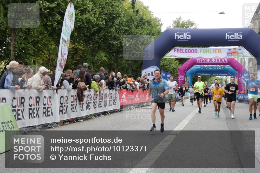06.09.2026 - CURREX Alsterlauf Yannick Fuchs http://msf.ph/oto/10123371 06.09.2026 10:02:48 Ziel 2500, 2702, 2954, 3221, 3222, 4263, 5366, 5693, 5698, 6120, 6219, 8121, 8147, 8244, 8282, 8305 meine-sportfotos.de
