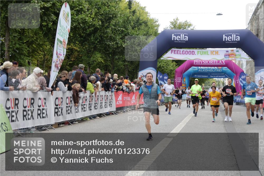 06.09.2026 - CURREX Alsterlauf Yannick Fuchs http://msf.ph/oto/10123376 06.09.2026 10:02:48 Ziel 2500, 2702, 2954, 3221, 3222, 4263, 5366, 5693, 5698, 6120, 6219, 8121, 8147, 8244, 8282, 8305 meine-sportfotos.de