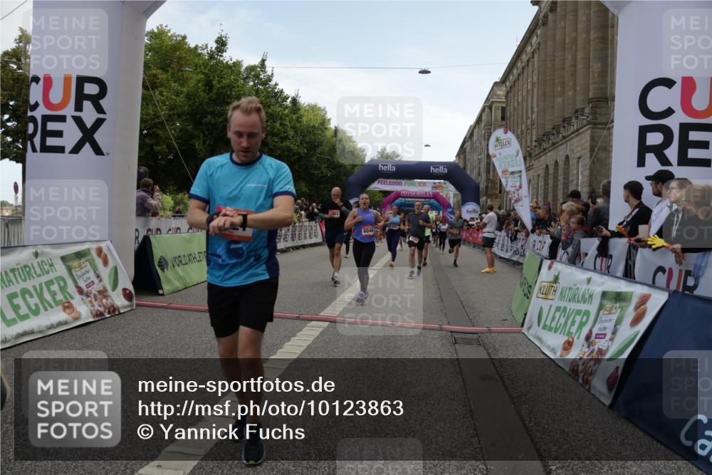 06.09.2026 - CURREX Alsterlauf Yannick Fuchs http://msf.ph/oto/10123863 06.09.2026 10:03:02 Ziel 2687, 3096, 3338, 3721, 3909, 4345, 4348, 4474, 4475, 4730, 4922, 5465, 5771, 5780, 5865, 5866, 5903, 6046, 6049, 6379, 6398, 8100 meine-sportfotos.de
