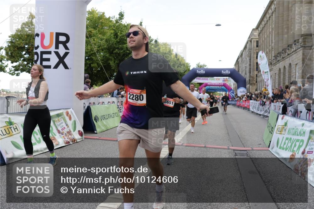 06.09.2026 - CURREX Alsterlauf Yannick Fuchs http://msf.ph/oto/10124606 06.09.2026 10:03:26 Ziel 2280, 2323, 2334, 2522, 2740, 2741, 2820, 3625, 3874, 5025, 5330, 5360, 5461, 5552, 5651, 6345, 6355, 8022, 8150, 8279 meine-sportfotos.de