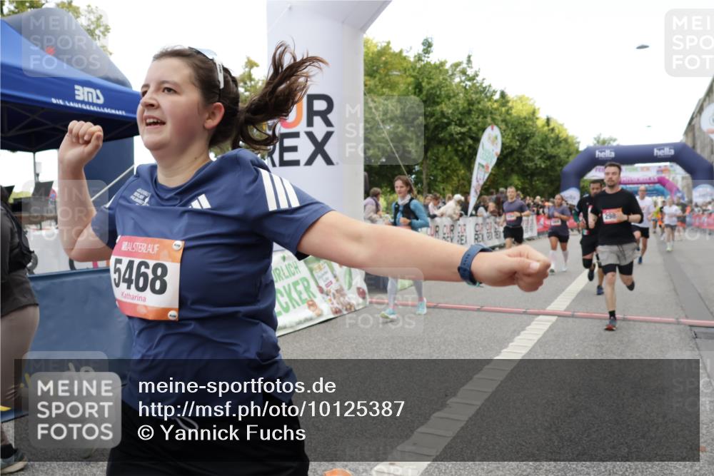 06.09.2026 - CURREX Alsterlauf Yannick Fuchs http://msf.ph/oto/10125387 06.09.2026 10:03:56 Ziel 2042, 2989, 3094, 3378, 3384, 3405, 3651, 3766, 4004, 4132, 4672, 4968, 4972, 4979, 5284, 5468, 5911, 6247, 8044, 8079 meine-sportfotos.de