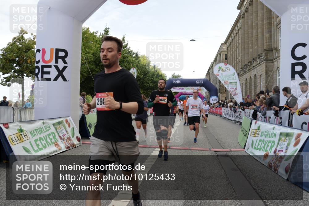 06.09.2026 - CURREX Alsterlauf Yannick Fuchs http://msf.ph/oto/10125433 06.09.2026 10:03:58 Ziel 2042, 2657, 2989, 3094, 3378, 3384, 3405, 3651, 3745, 3752, 3766, 4004, 4672, 4968, 4972, 4979, 5284, 5468, 6247, 8044, 8079 meine-sportfotos.de