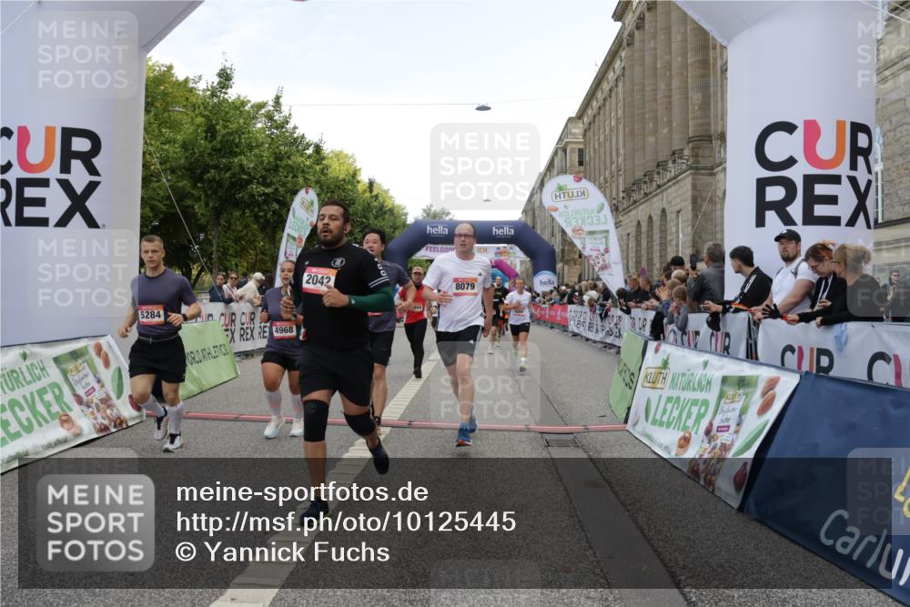 06.09.2026 - CURREX Alsterlauf Yannick Fuchs http://msf.ph/oto/10125445 06.09.2026 10:03:58 Ziel 2042, 2657, 2989, 3094, 3378, 3384, 3405, 3651, 3745, 3752, 3766, 4004, 4672, 4968, 4972, 4979, 5284, 5468, 6247, 8044, 8079 meine-sportfotos.de