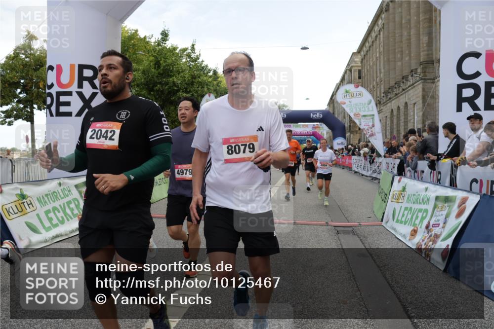 06.09.2026 - CURREX Alsterlauf Yannick Fuchs http://msf.ph/oto/10125467 06.09.2026 10:03:59 Ziel 2042, 2657, 2989, 3378, 3384, 3651, 3745, 3752, 3766, 4004, 4672, 4968, 4972, 4979, 5061, 5284, 5468, 6247, 8044, 8079 meine-sportfotos.de