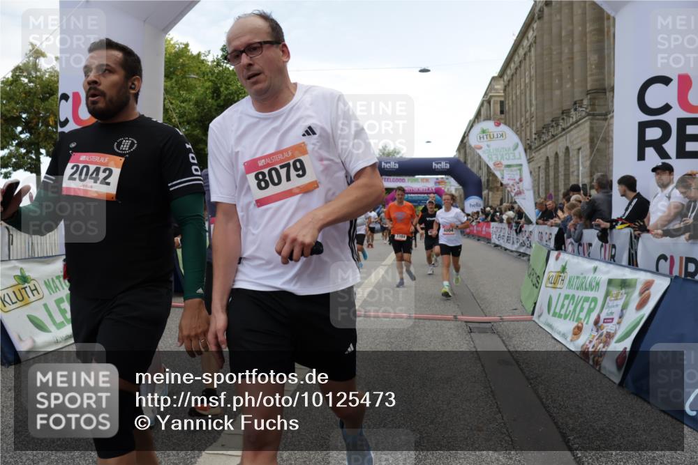 06.09.2026 - CURREX Alsterlauf Yannick Fuchs http://msf.ph/oto/10125473 06.09.2026 10:03:59 Ziel 2042, 2657, 2989, 3378, 3384, 3651, 3745, 3752, 3766, 4004, 4672, 4968, 4972, 4979, 5061, 5284, 5468, 6247, 8044, 8079 meine-sportfotos.de