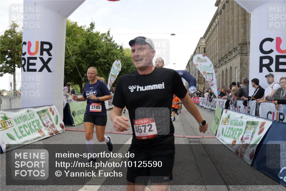 06.09.2026 - CURREX Alsterlauf Yannick Fuchs http://msf.ph/oto/10125590 06.09.2026 10:04:03 Ziel 2042, 2091, 2164, 2657, 2677, 2989, 3100, 3239, 3378, 3384, 3562, 3697, 3745, 3752, 4004, 4495, 4634, 4672, 4943, 4968, 4972, 4979, 5004, 5061, 5284, 5401, 5709, 6056, 8044, 8079 meine-sportfotos.de