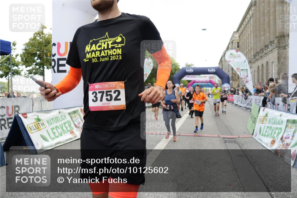 06.09.2026 - CURREX Alsterlauf Yannick Fuchs http://msf.ph/oto/10125602 06.09.2026 10:04:04 Ziel 2042, 2091, 2164, 2657, 2677, 2989, 3100, 3239, 3378, 3384, 3562, 3697, 3745, 3747, 3752, 4004, 4495, 4634, 4672, 4943, 4968, 4972, 4979, 5004, 5061, 5157, 5284, 5401, 5709, 6056, 8044, 8079 meine-sportfotos.de
