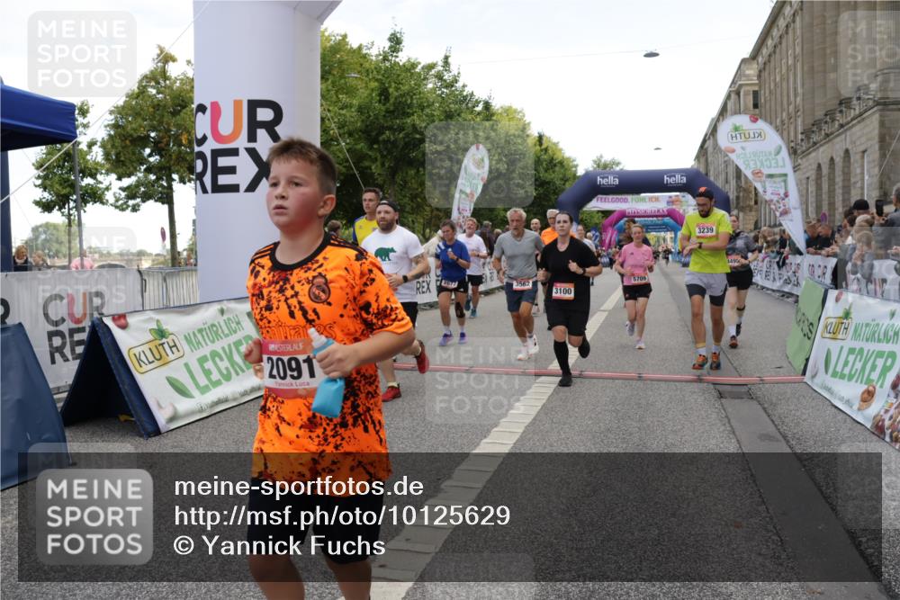 06.09.2026 - CURREX Alsterlauf Yannick Fuchs http://msf.ph/oto/10125629 06.09.2026 10:04:06 Ziel 2091, 2164, 2657, 2677, 3100, 3239, 3378, 3384, 3562, 3697, 3745, 3747, 3752, 4004, 4495, 4634, 4672, 4943, 5004, 5061, 5157, 5401, 5709, 6056, 8044 meine-sportfotos.de